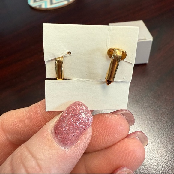 Vintage Avon “delicate mother of pearl” Goldtone and Pearl Clip-On Earrings NIB - Picture 4 of 5